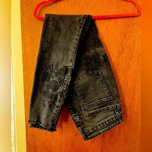 Black skinny jeans with embroidery